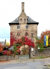 Die Hattenheimer Burg im Herbst von Hermann Heibel aufgenommen